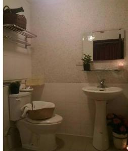 une salle de bains avec toilettes et lavabo dans l'établissement Woods Decor - Anping, à Tainan 44 autres photos