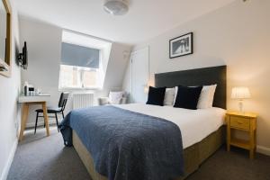 1 dormitorio con cama, escritorio y ventana en CitySpace Borough en Londres