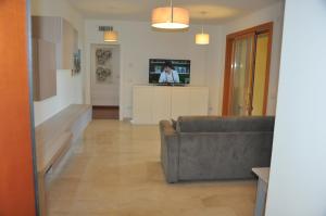 ein Wohnzimmer mit einem Sofa und einem TV in der Unterkunft La Mia Casa Romana in Rom