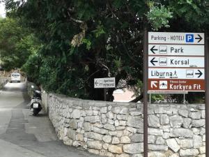 a street sign in front of a stone wall at Apartment Petrović in Korčula