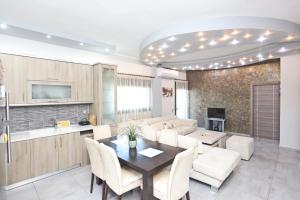 Kuchyň nebo kuchyňský kout v ubytování Garden Villa Afytos