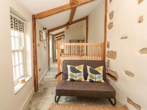 un couloir avec une chaise dans une maison dans l'établissement The Netty, à Richmond