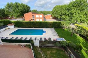 an overhead view of a swimming pool in a yard at APARTAMENTO ENTERO CON PISCINA A 5 MIN DEL CENTRO in Figueres