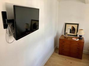 TV a/nebo společenská místnost v ubytování La Maison près de la Fontaine