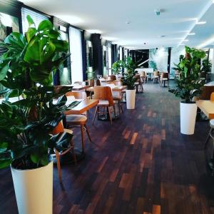 Reštaurácia alebo iné gastronomické zariadenie v ubytovaní Arena Hotel Spa & Wellness
