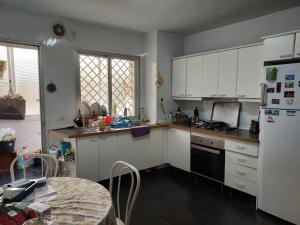 Kuchyňa alebo kuchynka v ubytovaní Pedregalejo Room + 25 fotografií