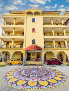 een gebouw met een mandala op de grond voor bij La Reina Maroc Hotel ปากช่อง เขาใหญ่ in Pak Chong