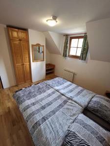 Кровать или кровати в номере Apartma Pohorje Bolfenk 5011