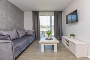 パランガにあるEGITOS apartamentaiのソファとテーブルのあるリビングルーム