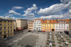 uitzicht op een stad met gebouwen en een straat bij High Floor Vision Apartment in Opole