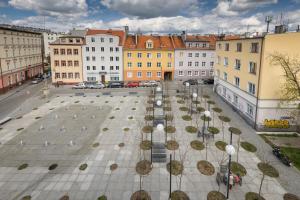 een leeg plein in een stad met gebouwen bij High Floor Vision Apartment in Opole