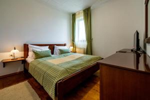 Postel nebo postele na pokoji v ubytování Hotel Sunce Vlašić + 37 fotografií