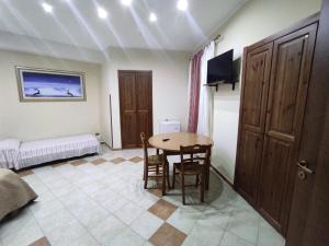 Pokój ze stołem i krzesłami oraz sypialnią w obiekcie B&B Francesca w mieście Zagarise