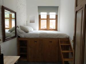 1 dormitorio con litera y espejo en Piso modernista en casco histórico con garaje, en Cartagena