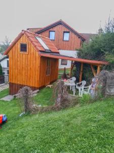 Vonkajšia záhrada v ubytovaní Roubenka