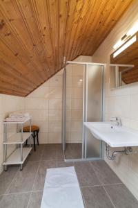 Koupelna v ubytování Nemes Apartmanház + 37 fotografií