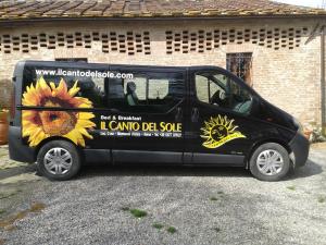 een busje met een zonnebloem erop geschilderd bij Il Canto del Sole in Monteroni dʼArbia