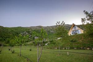 uma casa no topo de uma colina com árvores em Cozy House Ostrog em Nikšić