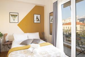 A bed or beds in a room at Kalamata Art Rooms