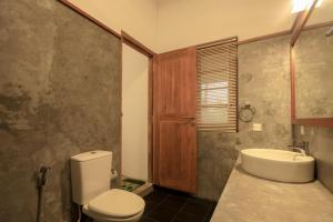 un bagno con un water e un lavandino di KayJay Palms a Pasikuda