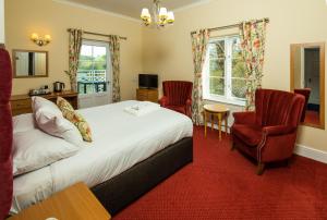 A bed or beds in a room at Cliffden Hotel