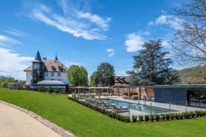 ein Grundstück mit Pool und Haus in der Unterkunft Château Brachet in Grésy-sur-Aix