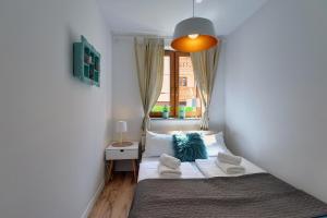 Habitación pequeña con cama y ventana en Apartamenty Sun Seasons 24 - Leśny Dom, en Karpacz