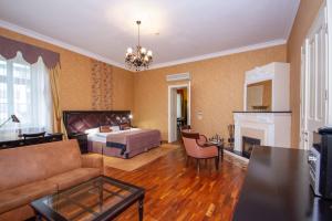 salon z łóżkiem i kanapą w obiekcie SKARITZ Hotel & Residence w Bratysławie