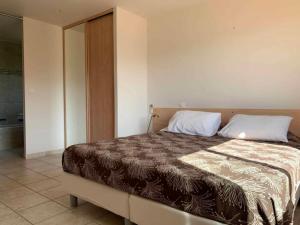 Un pat sau paturi într-o cameră la Les Villas de Lava