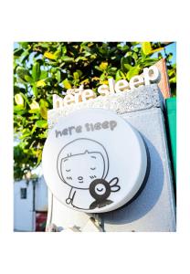 Certificato, attestato, insegna o altro documento esposto da Here Sleep Guesthouse