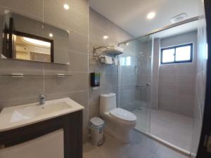 Ένα μπάνιο στο Blue Sea Stone Homestay
