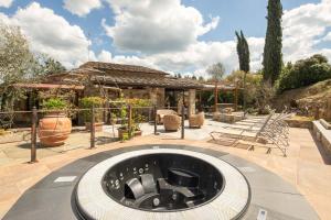 fontanna na środku patio w obiekcie Villa Vepri by Mmega w mieście Cennina +25 zdjęć