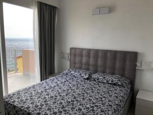 A bed or beds in a room at La dolce vita , fronte mare
