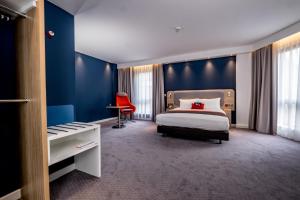 Giường trong phòng chung tại Holiday Inn Express - Derry - Londonderry, an IHG Hotel