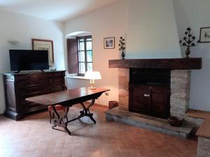 Μια τηλεόραση ή/και κέντρο ψυχαγωγίας στο Agriturismo Germogli I Tenuta di Fassia