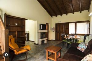 TV a/nebo společenská místnost v ubytování Apartamentos La Calvera