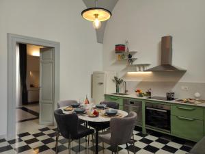 una cucina con tavolo e sedie di 1940 Luxury Accommodations by Wonderful Italy a Ostuni