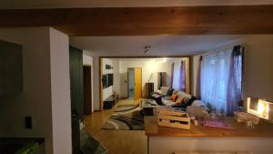 uma sala de estar com um sofá e uma mesa em Ferienwohnung Gottlebe em Ilmenau