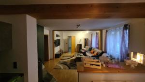a living room with a couch and a table at Ferienwohnung Gottlebe in Ilmenau
