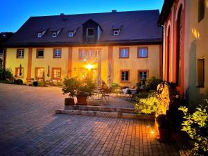 Budova, kde se hotel nachází + 7 fotografií