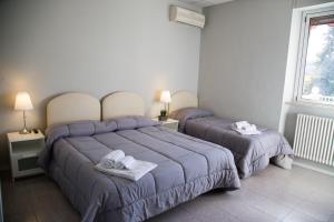 Un pat sau paturi într-o cameră la HOTEL LIDIA