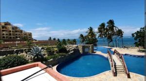 モンバサにあるOne Bedroom Beachfront In Nyali Mombasaの海が見えるプール
