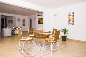 モンバサにあるOne Bedroom Beachfront In Nyali Mombasaのテーブルと椅子のあるダイニングルーム