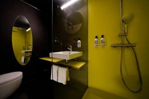 a bathroom with a sink and a shower at Zero Box Lodge Coimbra in Coimbra