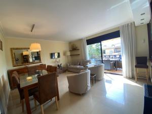 Posezení v ubytování LLOGUER30 Los delfines, swimming pools , near the beach and with parking