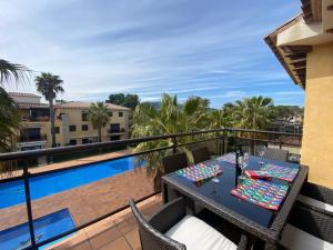 Bazén v ubytování LLOGUER30 Los delfines, swimming pools , near the beach and with parking nebo v jeho okolí