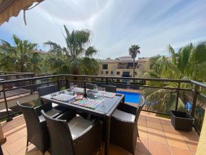 Bazén v ubytování LLOGUER30 Los delfines, swimming pools , near the beach and with parking nebo v jeho okolí