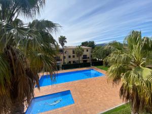 Bazén v ubytování LLOGUER30 Los delfines, swimming pools , near the beach and with parking nebo v jeho okolí