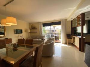 Posezení v ubytování LLOGUER30 Los delfines, swimming pools , near the beach and with parking