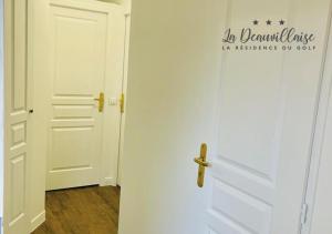 uma porta com um sinal de não perturbar em La Deauvillaise - Résidence du Golf em Deauville
